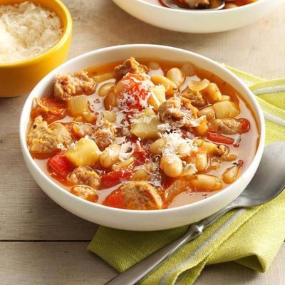 salsicha e feijão branco stew (guisado / sopa)