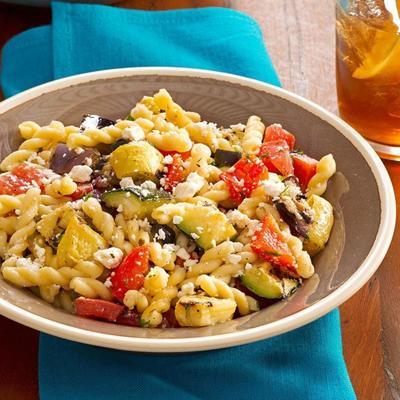 salada de macarrão e legumes grelhados