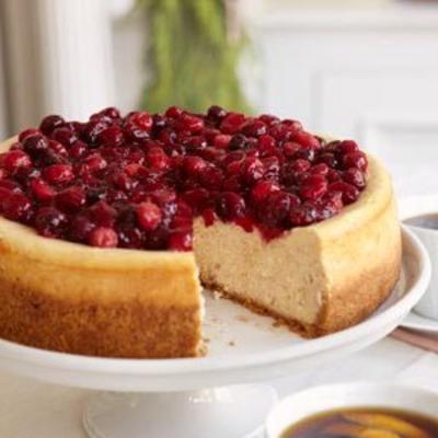 cheesecake de canela com cobertura de cranberry