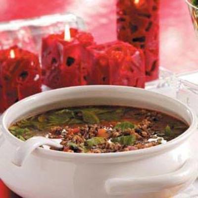 sopa de salsicha com espinafre e arroz selvagem