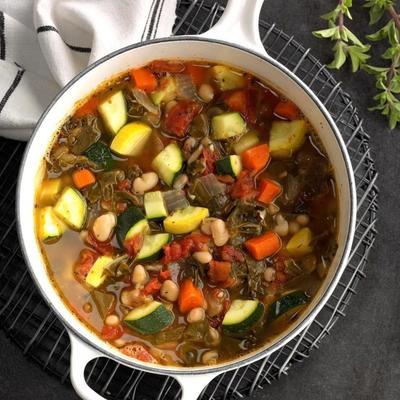 sopa de vegetais saudável com chard suíço