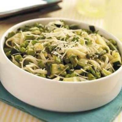 fettuccine com vegetais e ervas verdes