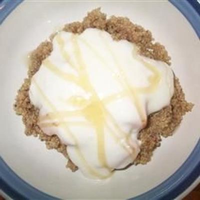 quinoa com pêssegos e iogurte cremoso