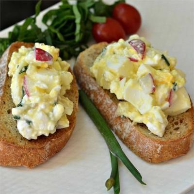 salada de queijo cottage com ovo e rabanete