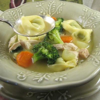 Sopa de tortellini de frango com brócolis