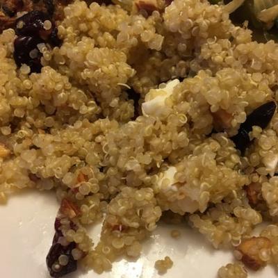 quinoa com queijo feta, nozes e cranberries secas
