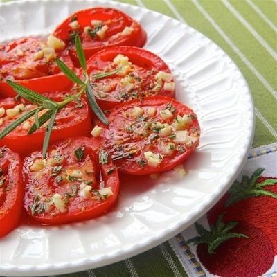 fatias de tomate assado
