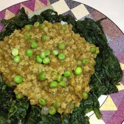 quinoa ao curry com lentilhas vermelhas e couve