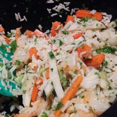 salada de arroz namasu com rabanete e cenoura daikon em conserva