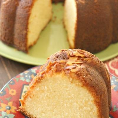 bolo amaretto bundt® com molho de bourbon