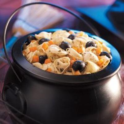 caldeirão de bruxa pesto salada