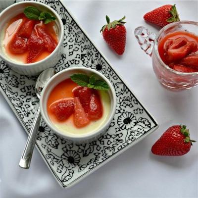 panna cotta de chocolate branco com morangos cozidos