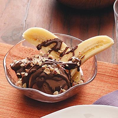 bananas assadas quentes e sorvete com molho incrível de chocolate e amêndoas