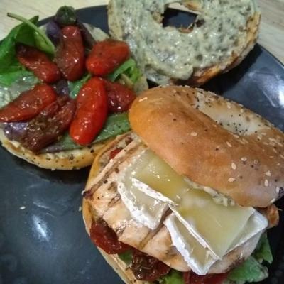 sanduíches de frango e brie com tomate cereja assado