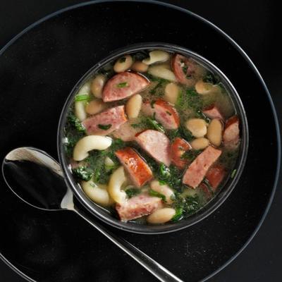 kielbasa e sopa de espinafre