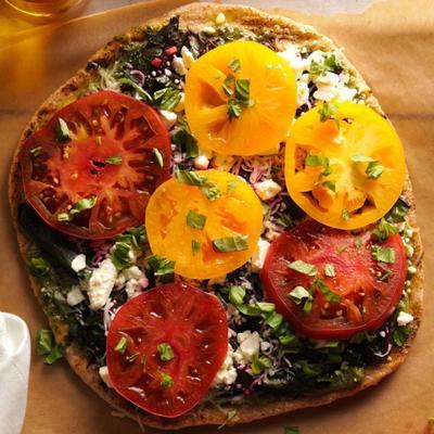 pizza grelhada com beterraba e tomate heirloom