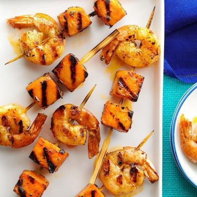 mini-espetinhos de camarão e batata doce