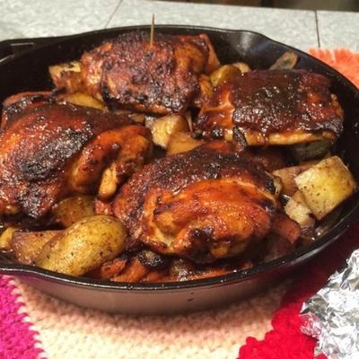 ferro fundido mel-sriracha frango envidraçado com legumes assados