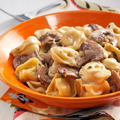 tortellini de queijo cremoso crimini com manjericão