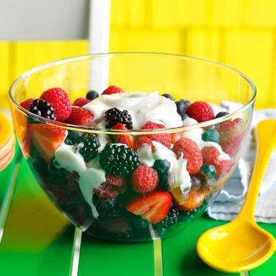 frutas frescas e salada de iogurte de mel