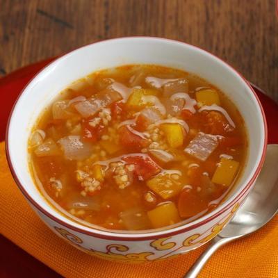 pimentão amarelo picante, cuscuz e sopa de tomate