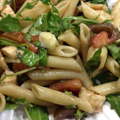 salada de massa italiana vegetariana com rúcula