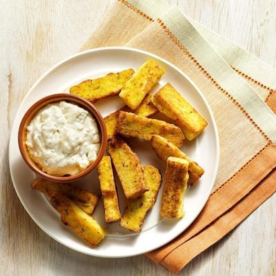 batatas fritas de polenta com molho de queijo bleu