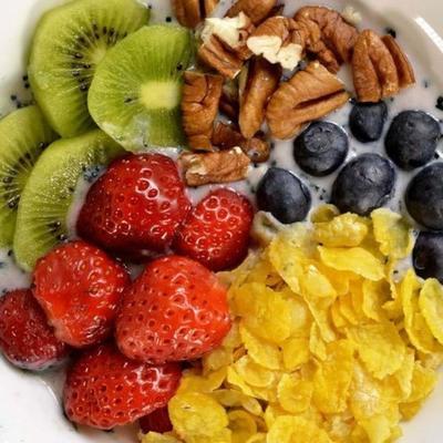 tigela de café da manhã vegan rápido com frutas