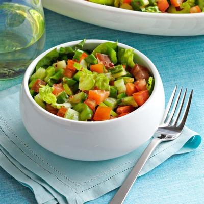 salada de gazpacho temperada com Bloody Mary