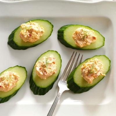 camarão, queijo feta, pimentão, pimenta vermelha em rodelas de pepino