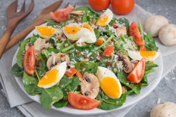 salada de espinafre com molho de bacon mel