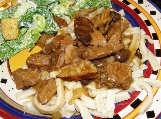 carne-n-macarrão estilo caseiro w / cogumelos e cebolas