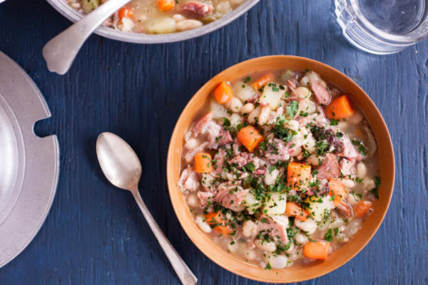sopa de presunto e feijão de bairro