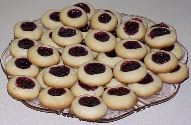 bolinhos de shortbread com centros de geléia ou geléia