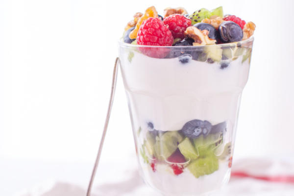 iogurte grego e salada de frutas