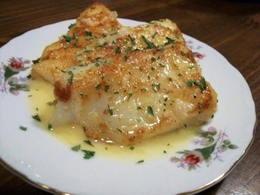 pan peixe frito com um rico molho de manteiga de limão