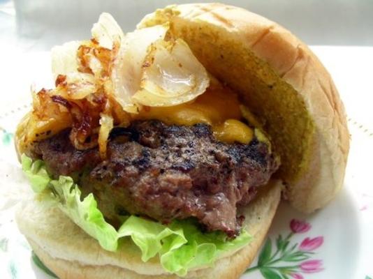 hambúrguer canadense com cebola refogada e queijo cheddar