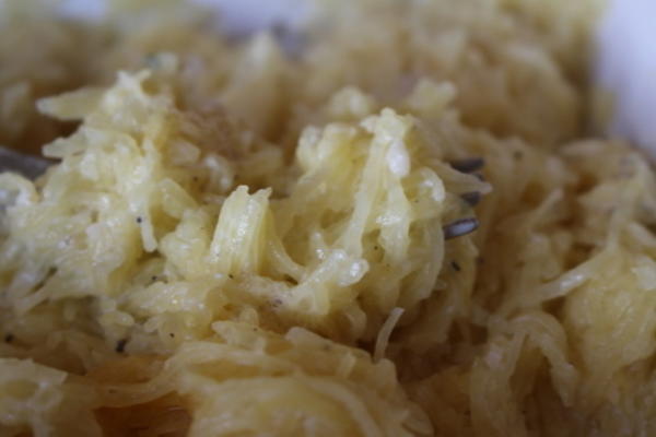 baixa carb polpa de espaguete cozido com creme de sálvia de alho