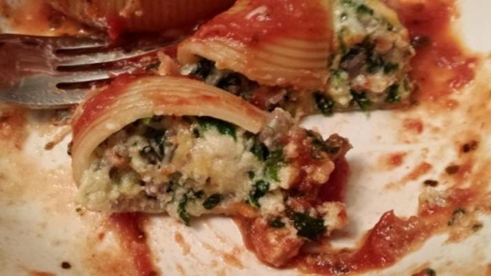 espinafre e salsicha recheadas conchas de massa