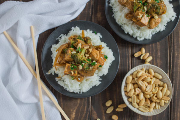 tofu e brócolis com molho de amendoim