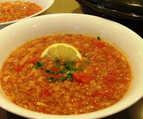 shawrbat 'adas maa banadoura (sopa de lentilha e tomate)