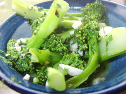 brócolis com manteiga de alho e ervas