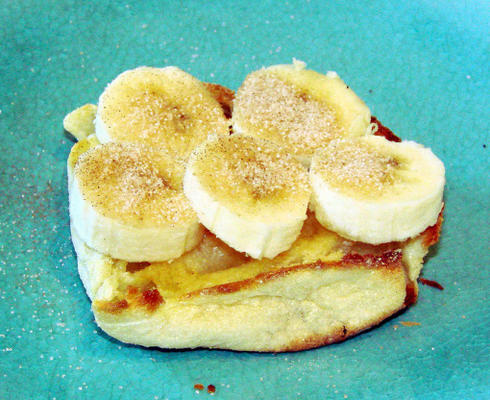 muffins ingleses cobertos com bananas e açúcar canela.