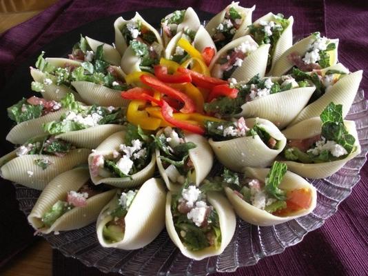 conchas de aperitivo de salada picada