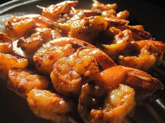 espetos de camarão grelhado picante