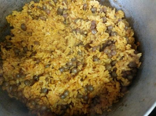 arroz con gandules (arroz e ervilhas de pombo) - um fav porto-riquenha