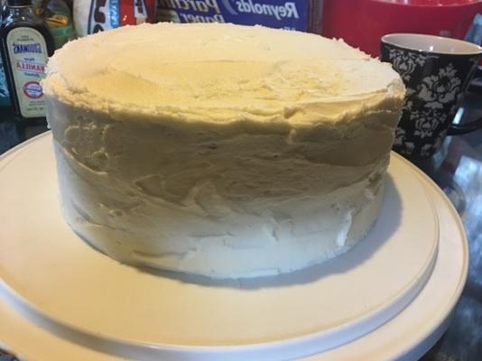 bolo de cenoura suprema com glacê de manteiga e geada de cream cheese