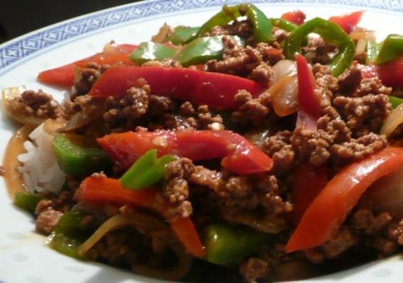 carne moída, pimenta e cebola refogadas asiáticas
