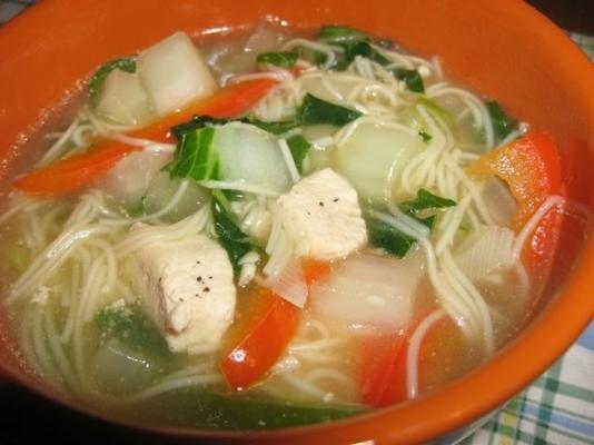 sopa de macarrão com frango de cinco especiarias