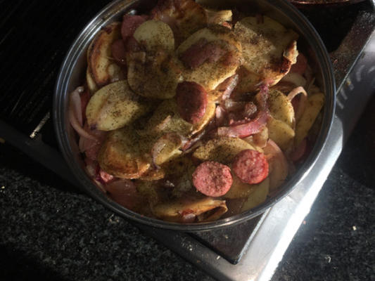 batatas fritas com cebola e kielbasa
